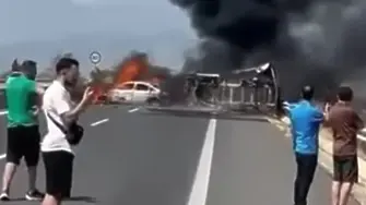 Трима души изгоряха в автомобила си след удар с камион в Гърция