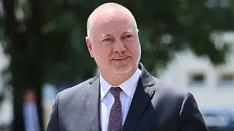 Премиерът: Навигацията на самолета на Фон дер Лайен не е била изключена целенасочено