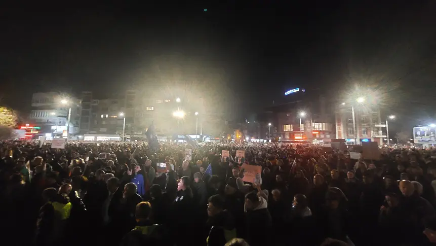 Пловдив се обедини на площад „Съединение“: „Оставка!“ и „Шиши вън!“ огласиха Центъра