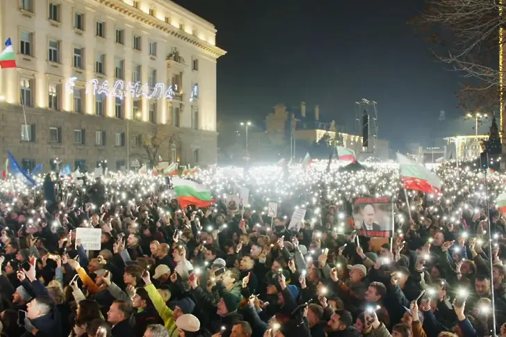 Завърши мащабният антиправителствен протест, десетки хиляди излязоха в центъра на София