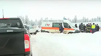На 16 години е единият издирван за тройното убийство край Петрохан