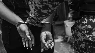 Задържаха жената на Киро Японеца, след като заля журналисти със студен чай!