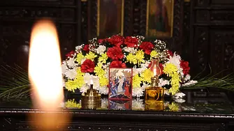 Благодатният огън все пак пристигна в България