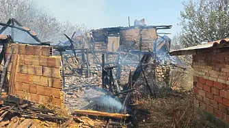 Големият пожар край Димовци: Два хеликоптера гасят огъня