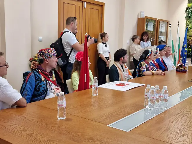 Кметът на Козлодуй Маринела Николова посрещна фолклорни състави от пет държави