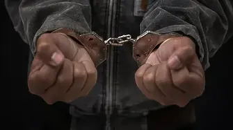 Задържаха двама за палежите на 10 автомобила в София