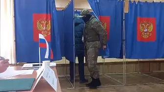 В полза на партията на Путин: На руснаци раздават предварително попълнени бюлетини (ВИДЕО)