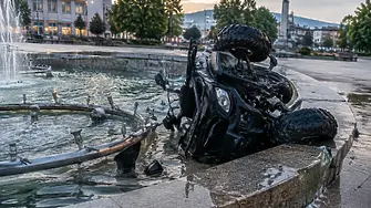  АТВ се заби с висока скорост във фонтан в Горна Оряховица