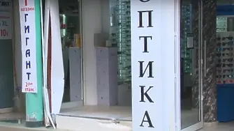 Пак при гонка: Полицейска кола се заби във витрина на оптика 