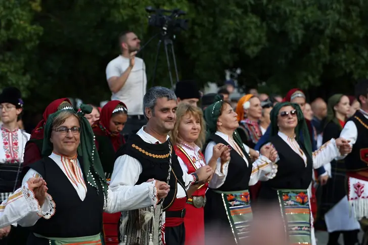 Севлиево се завъртя в ритъма на българското хоро