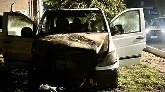 Палеж на два служебни автомобила на ДПС в Търговище (СНИМКА)