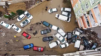 Издирват трима души, изчезнали във водите на наводнения Истанбул (СНИМКИ)