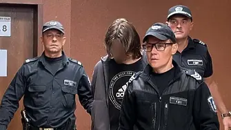 14-годишният пратил на съученици запис как майка му вика за помощ, след като я наръгал многократно