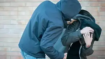 Побой над ученик заради пари пред гимназия в Търговище, двама са задържани