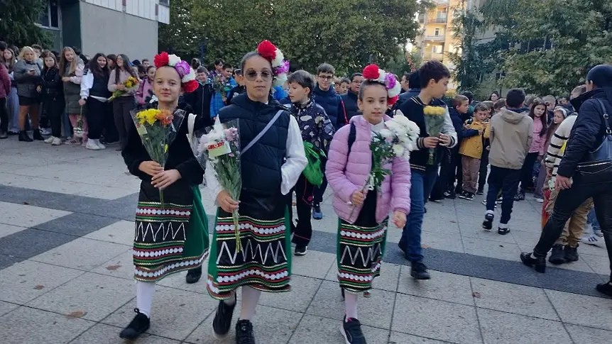 Седмо СУ и Регионалната библиотека отбелязват патронния празник и 97 години от рождението на Йордан Радичков