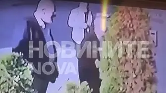 Кадри показват как задържаните за убийството на Слави Бинев влизат в дома му (ВИДЕО)