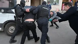 Докараха тримата заподозрени за смъртта на Слави Бинев в СДВР 