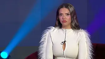 Дара се завърна в Instagram с провокативни снимки след мистериозно изтриване на публикациите ѝ