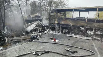 Двама души са загинали, след като автобус с пътници и два камиона се запалиха след катастрофа на пътя Русе-София