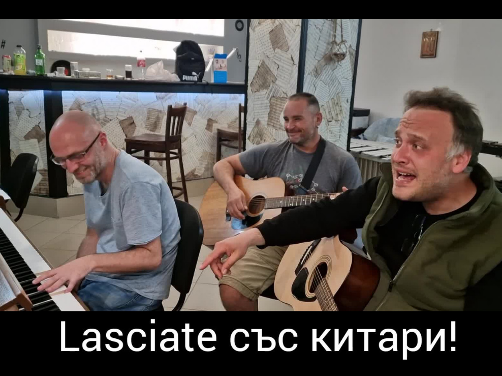 “България громи каскета, аз отивам в “Осемте джуджета”... Новата песен на Димитър Панев и компания