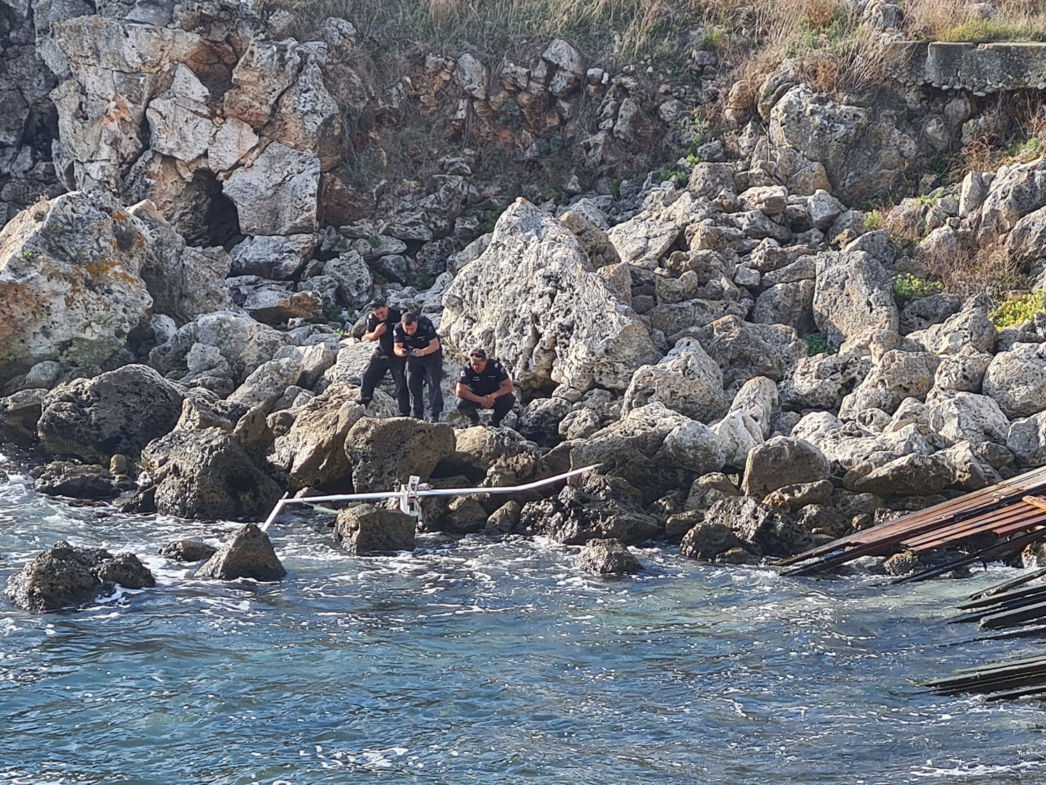 Екип на ВМС от Варна обезврежда падналия дрон край Тюленово