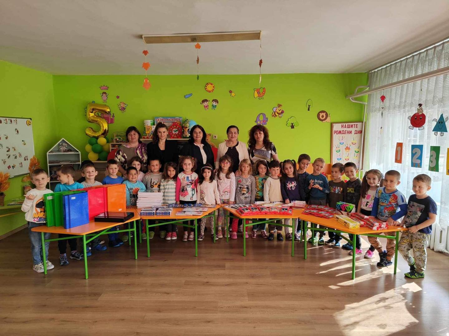 Община Враца зарадва с безплатни учебни пособия и материали  365 деца и ученици
