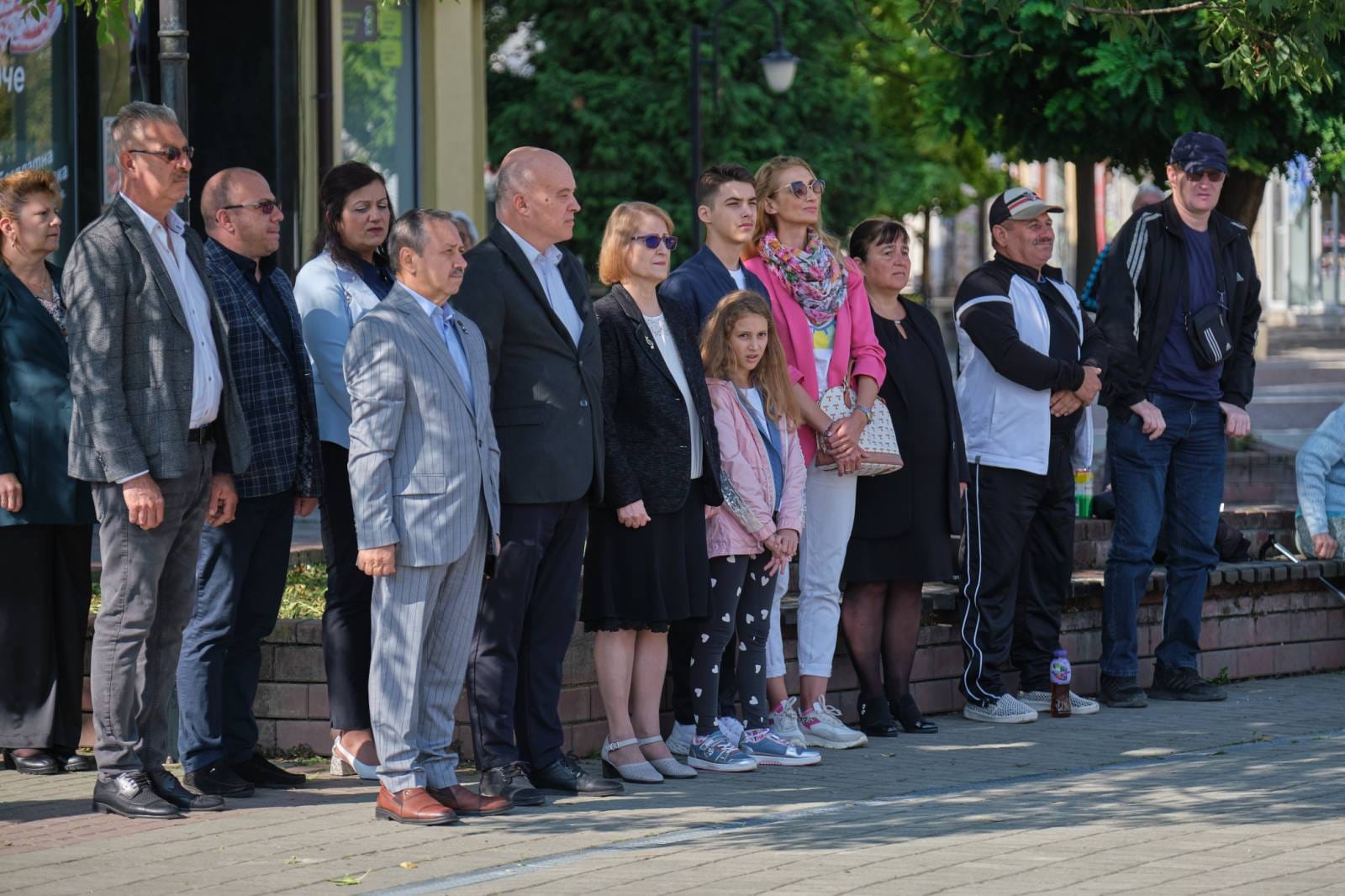 Венци и цветя отрупаха паметника на Свободата в Севлиево в Деня на независимостта