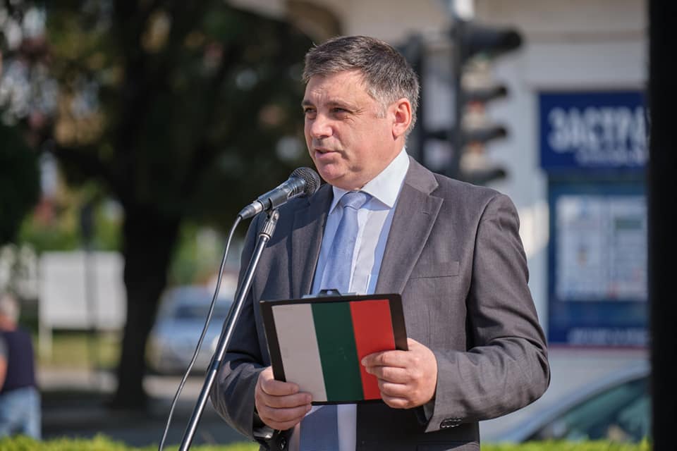 Венци и цветя отрупаха паметника на Свободата в Севлиево в Деня на независимостта